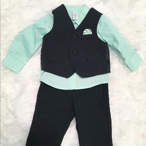 Like green outfit size 3-6 months